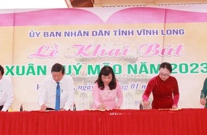 Đại biểu khai bút đầu Xuân Quý Mão 2023.