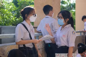 Học sinh bước vào phòng thi với tâm thế thoải mái và đầy tự tin.