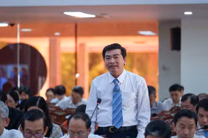 Giám đốc Sở GD&ĐT trả lời chất vấn Kỳ họp thứ 13 của HĐND TP Cần Thơ.