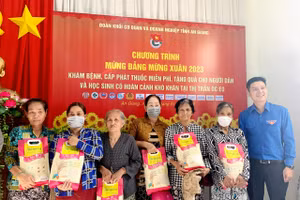 Đại diện các đơn vị đồng hành trao tặng quà Tết cho các hộ dân Khmer thị trấn Óc Eo (Thoại Sơn, An Giang).