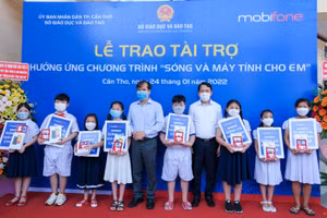Đại diện Sở Giáo dục và Đạo tạo TP Cần Thơ và tổng công ty viễn thông MobiFone trao máy tính và sim cho học sinh.