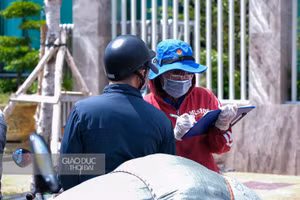 Đoàn viên Thanh niên tham gia hỗ trợ người dân khai báo y tế.