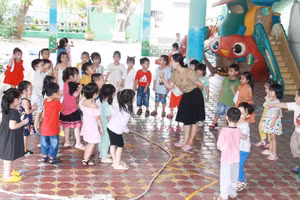 cô Nguyễn Thanh Tuyền giáo viên của Trường Mầm non Hoa Lan, TP Vĩnh Long trong tiết dạy