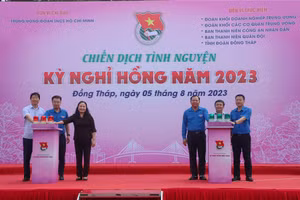 Đại biểu thực hiện nghi thức phát động các hoạt động trong Chiến dịch tình nguyện Kỳ nghỉ hồng cấp Trung ương năm 2023 tại tỉnh Đồng Tháp.