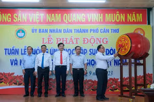 Ông Nguyễn Thanh Xuân, Chủ tịch Hội Khuyến học đánh trống truyền thông điệp của “Tuần lễ hưởng ứng học tập suốt đời năm 2023”.