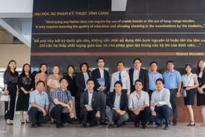 Các đại biểu chụp ảnh lưu niệm tại trường.