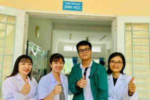  Đỗ Trọng Phước Nguyên (giữa) chụp ảnh cùng giáo viên dạy bồi dưỡng môn Sinh học của Trường THPT Chuyên Lý Tự Trọng (TP Cần Thơ).