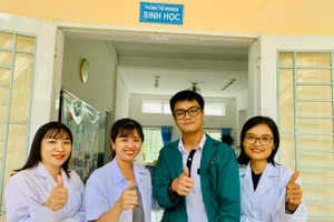  Đỗ Trọng Phước Nguyên (giữa) chụp ảnh cùng giáo viên dạy bồi dưỡng môn Sinh học của Trường THPT Chuyên Lý Tự Trọng (TP Cần Thơ).