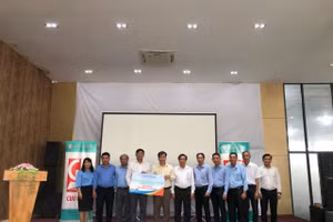 Ông Nguyễn Thái An - đại diện Nhà xuất bản Giáo dục Việt Nam trao bảng tượng trưng tặng 45.000 bản sách giáo khoa.