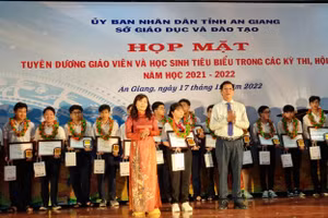 Ông Lê Văn Phước - Phó Chủ tịch UBND tỉnh và bà Trần Thị Ngọc Diễm- Giám đốc Sở GD&ĐT trao khen thưởng cho học sinh tiêu biểu