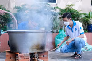 Thầy cô giáo nhiệt tình tham gia gói bánh.