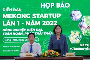 Đại diện Ban Nghiên cứu Phát triển Kinh tế tư nhân và UBND tỉnh Đồng Tháp chủ trì họp báo.