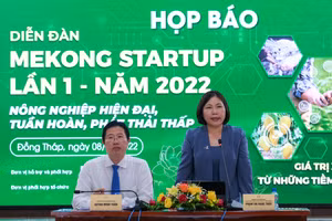 Đại diện Ban Nghiên cứu Phát triển Kinh tế tư nhân và UBND tỉnh Đồng Tháp chủ trì họp báo.