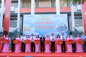 Đại biểu cắt băng khánh thành triển lãm ảnh.