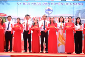 Đại diện lãnh đạo UBND huyện Hòa Vang, Sở GD&ĐT TP Đà Nẵng cắt băng khánh thành Trường Tiểu học An Phước. 