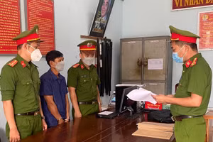 Cơ quan CSĐT Công an quận Liên Chiểu (TP.Đà Nẵng) thực hiện lệnh bắt tạm giam bị can đối với Hồ Dễ. Ảnh: Công an. 