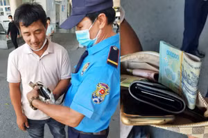Nhân viên bảo vệ bệnh viện trả lại tài sản cho người đánh rơi.