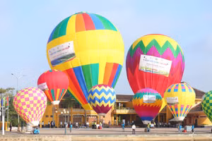 Những chiếc khinh khí cầu đầy màu sắc tuyệt đẹp bên bờ sông Hoài, phố cổ Hội An. 