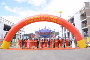 Lãnh đạo UBND TP Đà Nẵng và đại diện các sở ban ngành TP tại lễ ra quân và xuất xưởng lô máy tính bảng đầu năm 2022 tại Danang IT Park. 