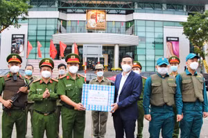 Ông Lê Trung Chinh - Chủ tịch UBND Thành phố Đà Nẵng tặng quà cho lực lượng 8394 đang trực Tết. 