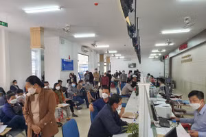 Tại bộ phận một cửa thuộc UBND huyện Hòa Vang, TP Đà Nẵng, hàng trăm người đến để nộp hồ sơ làm các thủ tục liên quan về đất đai như chuyển nhượng, cấp đổi và xóa thế chấp.