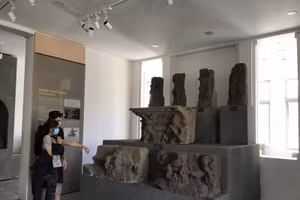 Du khách tham quan Bảo tàng điêu khắc Chăm Đà Nẵng. 