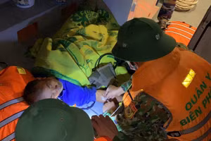 Quân y Đồn Biên phòng Cửa Đại cấp cứu ngư dân Nguyễn Phan. 