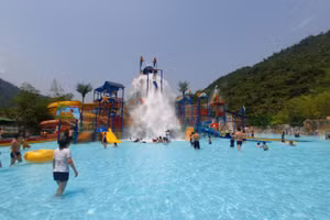 Du khách thỏa thích trải nghiệm ở Khu du lịch Suối khoáng nóng Núi Thần Tài (TP Đà Nẵng). 