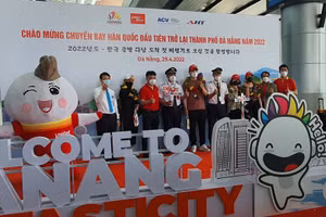 Chuyến bay VJ879 đầu tiên hạ cánh vào ngày 29/4 đưa hơn 220 hành khách từ Incheon (Hàn Quốc) đến với Đà Nẵng.