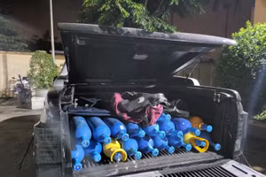 Số lượng bình khí cười trên xe ô tô. Ảnh: Công an. 