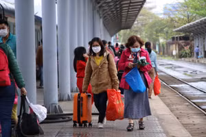 Người dân ở các tỉnh thành miền Trung trở lại Đà Nẵng làm việc sau thời gian nghỉ Tết Nguyên đán. 