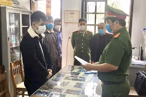 Công an tống đạt quyết định khởi tố bị can Trần Viết Ngọc. Ảnh: Công an. 