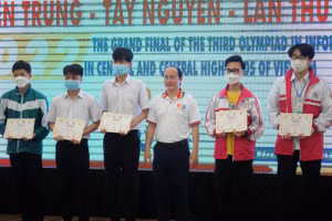 PGS.TS Huỳnh Công Pháp - Hiệu trưởng Trường VKU tặng giấy khen cho các em học sinh đạt giải Nhất. 