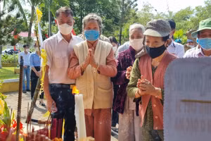 Người thân thắp hương tại lễ tưởng niệm 64 Anh hùng liệt sĩ đã hy sinh tại Gạc Ma – quần đảo Trường Sa của Tổ quốc năm 1988.