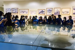 Các em học sinh Trường THPT Phạm Phú Thứ tham gia tìm hiểu lịch sử và văn hóa địa phương tại Bảo tàng Đà Nẵng. 