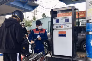 Nhiều sinh viên buộc phải điều chỉnh chi tiêu khi xăng tăng giá.