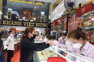 Người dân mua hàng từ sáng sớm để tránh đông người. 