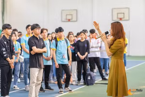 Thạc sĩ rần Thị Thanh Thảo - giảng viên Khoa kế toán Trường Đại học Kinh tế (Đại học Đà Nẵng) đang trò chuyện với sinh viên trong những buổi sinh hoạt ngoại khóa. 