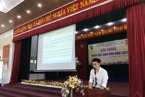 Các sinh viên báo cáo đề tài nghiên cứu tại Hội nghị. 