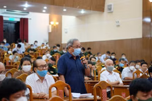 Cử tri TP Đà Nẵng nêu ý kiến tại buổi tiếp xúc cử tri của Đoàn ĐBQH đơn vị TP Đà Nẵng ngày 29/4. 