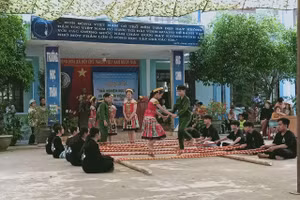 Học sinh Trường THCS Nguyễn Du tham gia ngày hội văn hóa. 