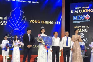 Thí sinh Trần Thị Hồng Linh (Trường Đại học Ngoại ngữ) đạt danh hiệu Hoa Khôi Đại học Đà Nẵng 2022. 