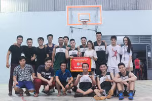 Thầy Minh (đứng, thứ 2 từ phải sang) năng nổ trong các hoạt động thể thao của Khoa và nhà trường. 