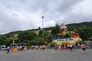 Du khách tham quan Khu du lịch suối khoáng nóng Núi Thần Tài. 