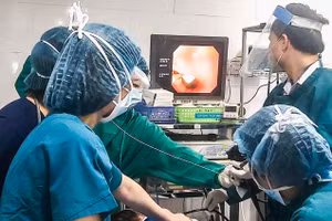 Các bác sĩ đang nội soi lấy dị vật cho cháu H.T.Đ.K. Ảnh: Bệnh viện. 