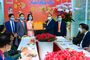 Chủ tịch nước Nguyễn Xuân Phúc thăm và tặng quà Tết cho cán bộ, nhân dân phường Thuận Phước (quận Hải Châu, TP Đà Nẵng).