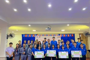 Đại diện Đoàn Thanh niên Đại học Quy Nhơn và Công ty Cổ phần đàu tư Trần Khang Quy Nhơn trao học bổng cho các sinh viên.