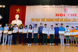 Ban tổ chức trao giải cho các em học sinh đạt giải tại Hội thi. 