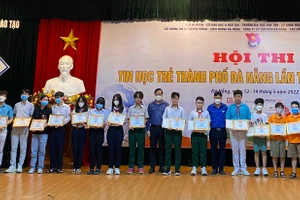 Ban tổ chức trao giải cho các em học sinh đạt giải tại Hội thi. 