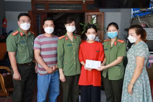 Chi đoàn Xây dựng lực lượng – Công an TP đã hỗ trợ em Hân (áo đỏ) về chi phí học tập. Ảnh: Công an. 
